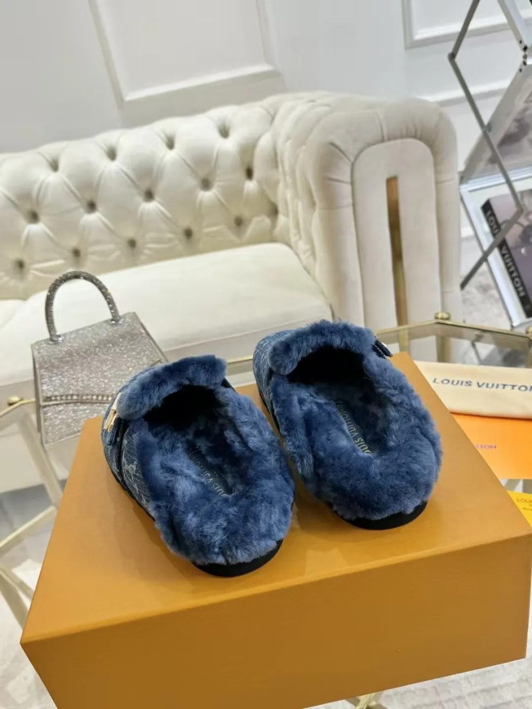 p600✨ LV Couple’s Wool Slippers｜Full of high-end feel, the soles of your feet are luxurious✨ We have achieved the ultimate restoration of the "higher version" of this pair of LV classic toe-toe slippers! 👫💫 🌟 The core advantages are clear at a glance: ✔️ Original jacquard + cowhide fabric, delicate texture, high-end at first glance; ✔️ 280% pure wool lining, wearing barefoot is like stepping on clouds ☁️, soft and skin-friendly and not sweaty; ✔️ Non-slip rubber bottom + three-dimensional toe design, super stable for walking, fashionable and practical!  👀 Must-have attention to detail: Belt buckle + classic LV presbyopic elements, revealing the aura of a big-name brand in a low-key manner ~ Whether it is a couple dating or a trip with besties, both of them are the focus when they go out👟💖 ✨ Easily match the wardrobe: jeans + sweaters, lazy and casual style ✔️ Coat + skirt, refined and elegant ✔️ One pair of shoes can handle a variety of styles, and the sense of luxury is never artificial ~ #LV slippers #couple outfit #High-End Customization #Quality Shoes Recommendation Fabric: Yangjing/classic jacquard fabric Lining: Imported wool lining Sole: Original rubber sole Size: Female 35-41 Male 38-46